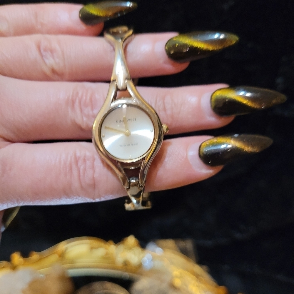 VINTAGE NINE WEST SILVER WATER PROOF LADIES WATCH - Picture 14 of 14